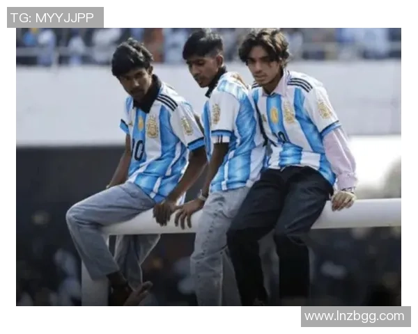 争议！梅西只待10分钟就自动脱离，8万印度球迷愤恨打砸球场，官员抱歉